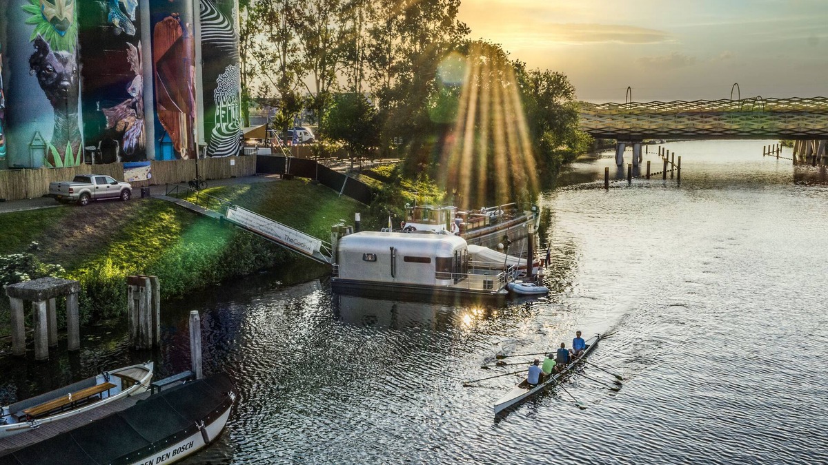 's-Hertogenbosch Boat Rental | The Coon floating home/ecolodge