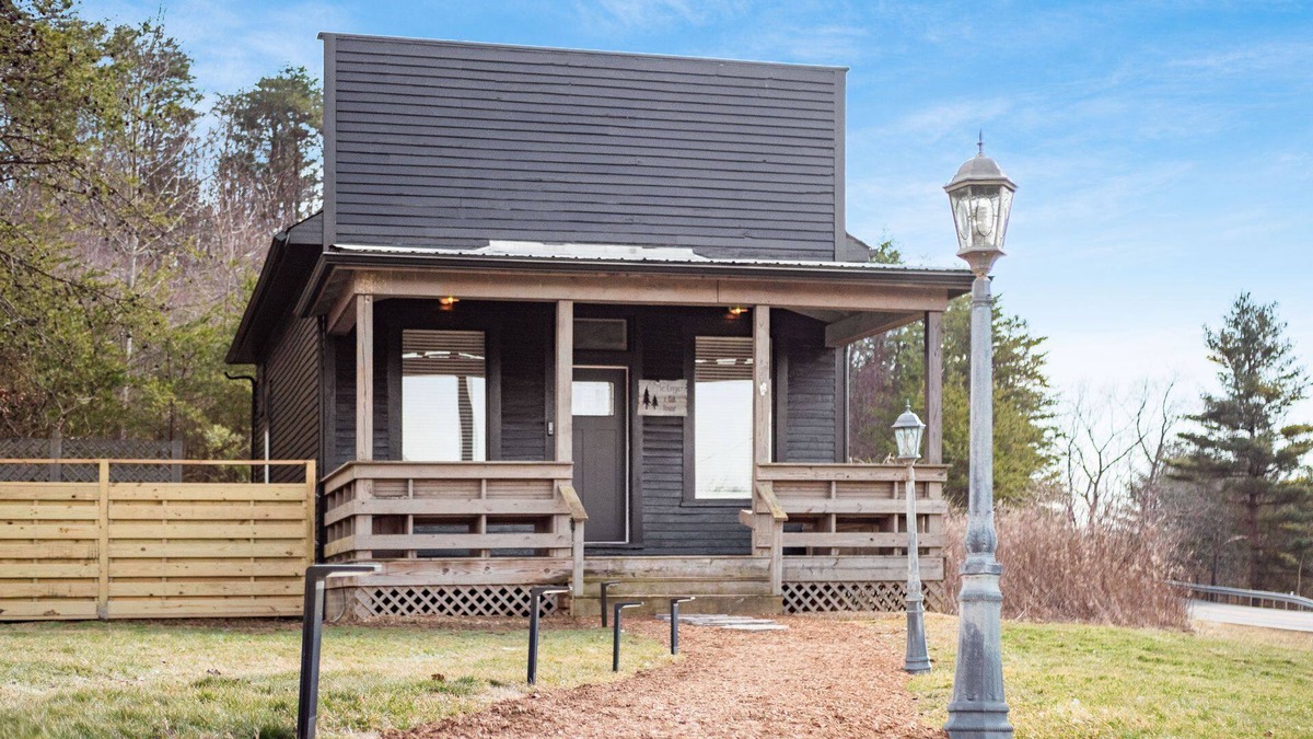 New Plymouth Cabin | The Copper & Oak House + Hot Tub l Fire Pit