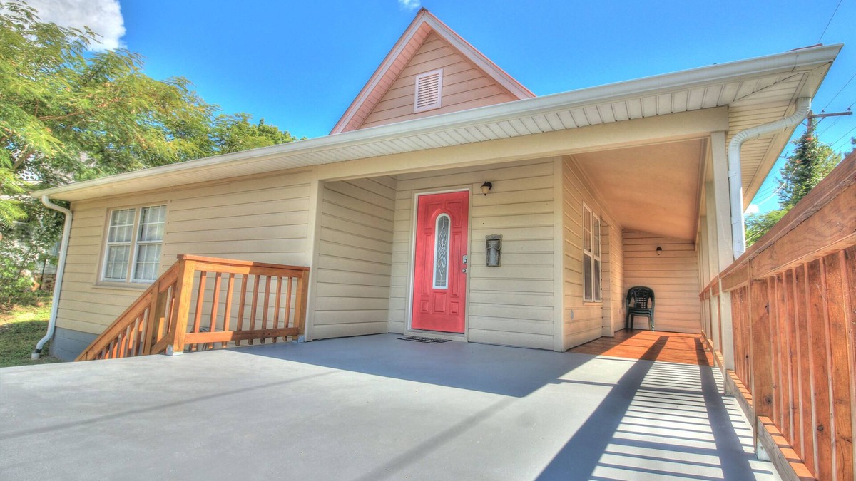 Mammoth Spring House | The Corner Cottage (+Patio, Fire Pit & Grill)