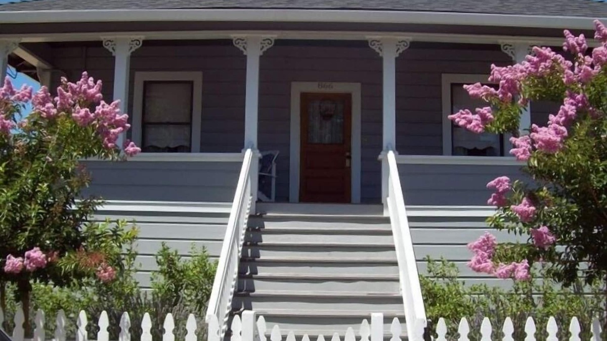 Downtown Napa House | The Corner Cottage ~ Downtown out your door with Private Vineyard