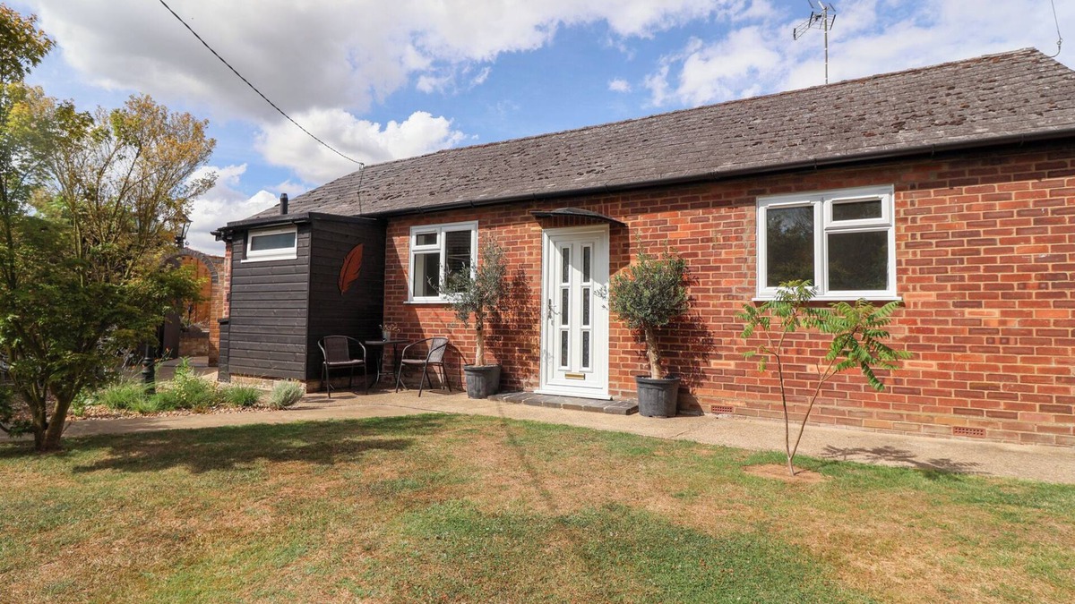 Ufford Cottage | THE CORNER HOUSE, pet friendly, with a garden in Woodbridge