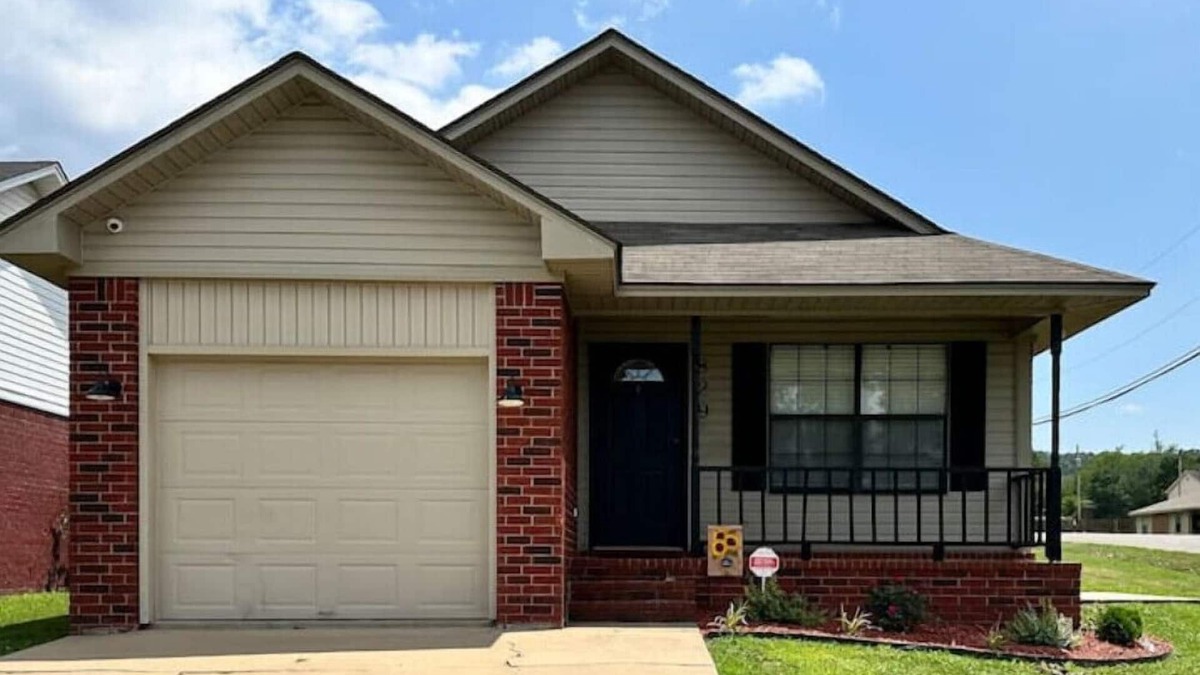 Russellville House | The Corner View: Cute, Clean and Cozy Home!