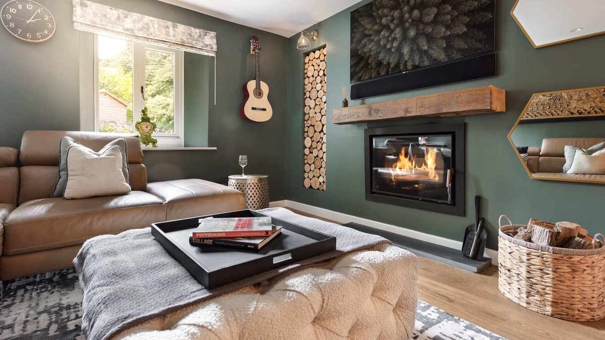 Lindale House | The Coronation Cottage - Hot Tub & Parking