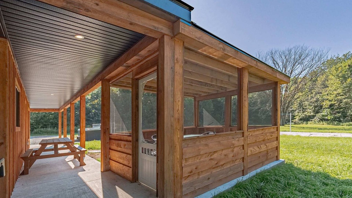Brownsburg-Chatham Ski Chalet | The Corzo - modern farmhouse with hot tub!