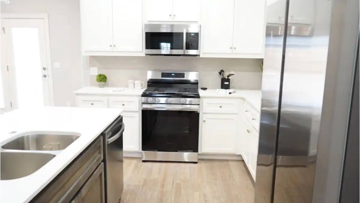 Wheatland House | The Cosmopolitan: Modern, Cozy, New 3bedroom Home