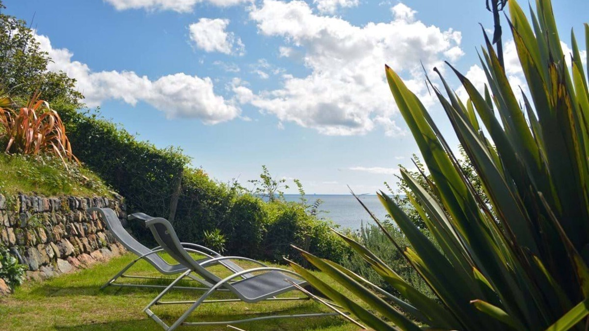 Cadgwith Cottage | The Cot in Cadgwith Cove- sleeps 4 guests in 2 bedrooms