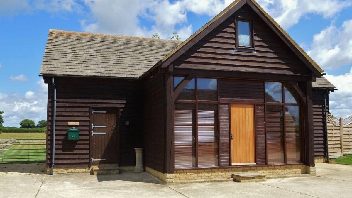 Carterton House | The Cotswold Manor Barn, Exclusive Hot Tub, Games Barn, 70 acres of Parkland