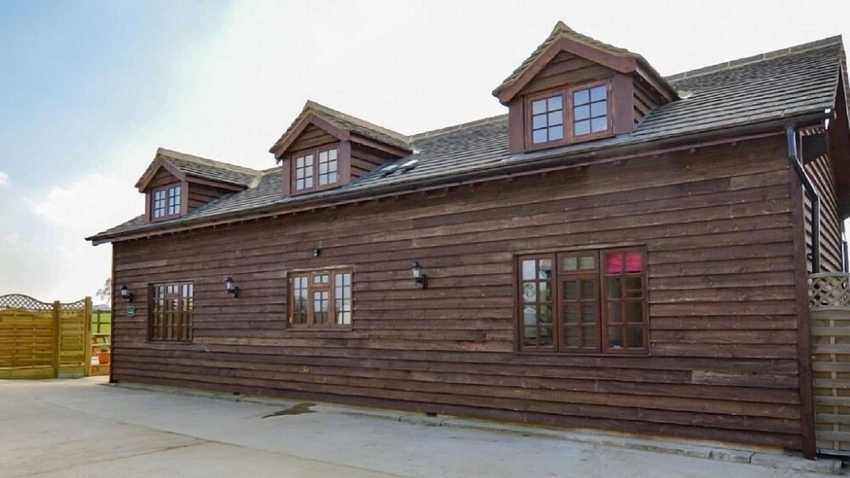 Carterton House | The Cotswold Manor Byre, Exclusive Hot Tub, Games Barn, 70 acres of Parkland
