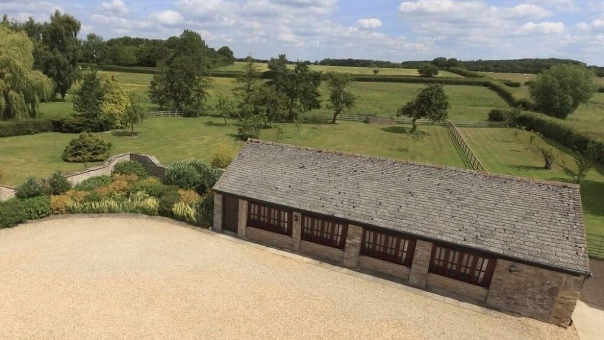 Carterton House | The Cotswold Manor Cottage, Exclusive Hot Tub, Games Barn, 70 acres of Parkland