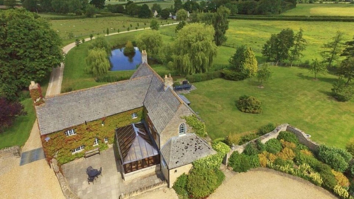 Carterton House | The Cotswold Manor Hall, Exclusive Hot Tub, Games Barn, 70 acres of Parkland