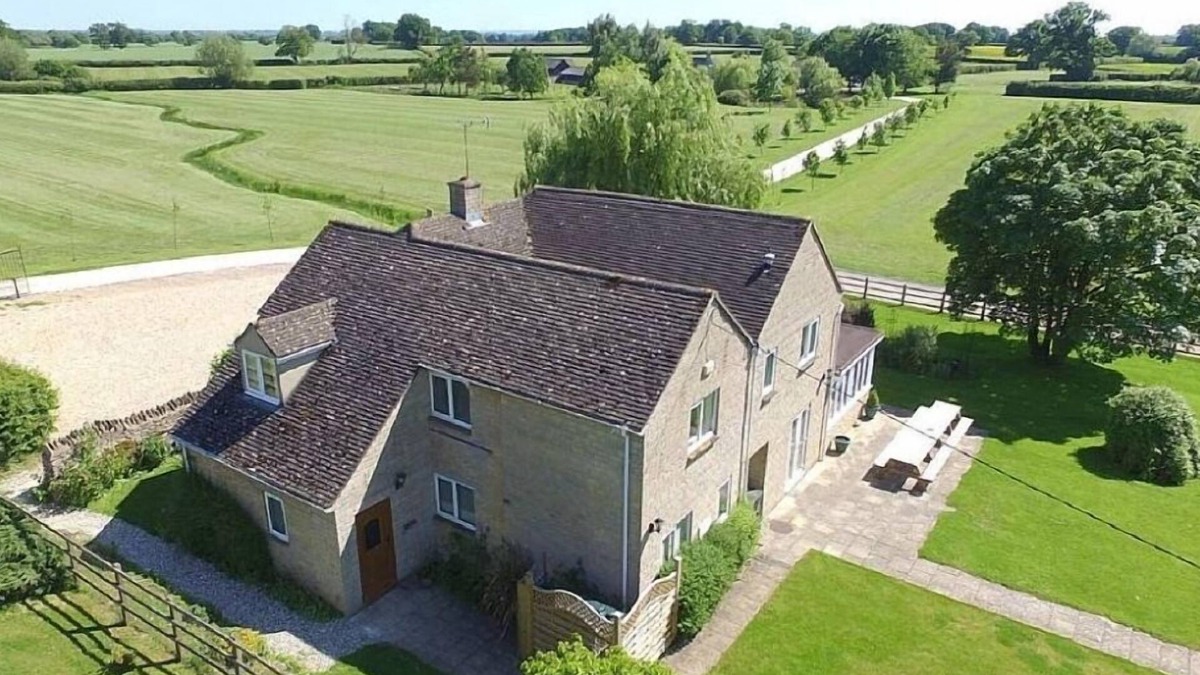 Carterton House | The Cotswold Manor Lodge, Exclusive Hot Tub, Games Barn, 70 acres of Parkland