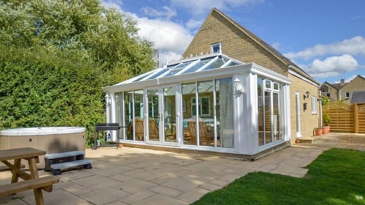 Carterton House | The Cotswold Manor Vineyard, Exclusive Hot Tub, Games Barn, 70 acres of Parkland