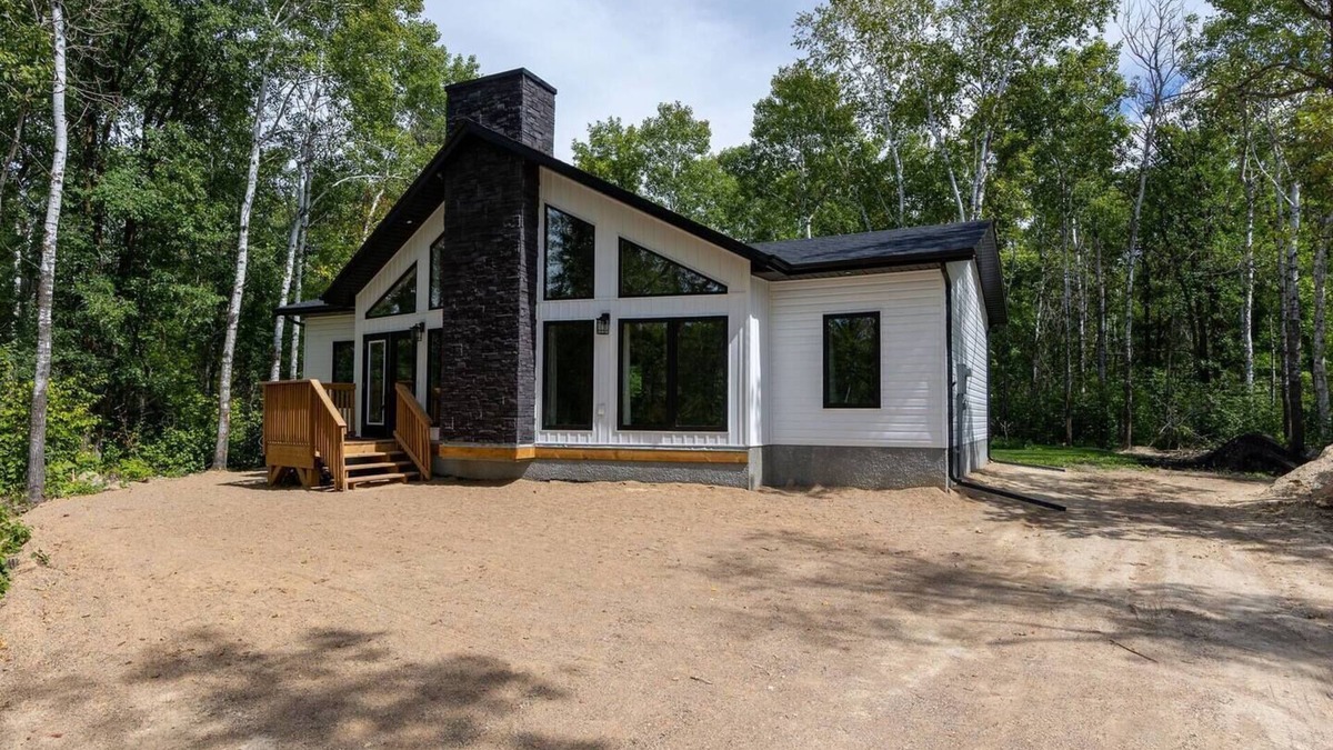 Manitoba House | The Cottage at Grand Marais