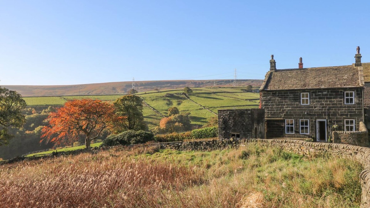 Sowerby Bridge Cottage | THE COTTAGE, BEESTON HALL, pet friendly, with hot tub in Ripponden