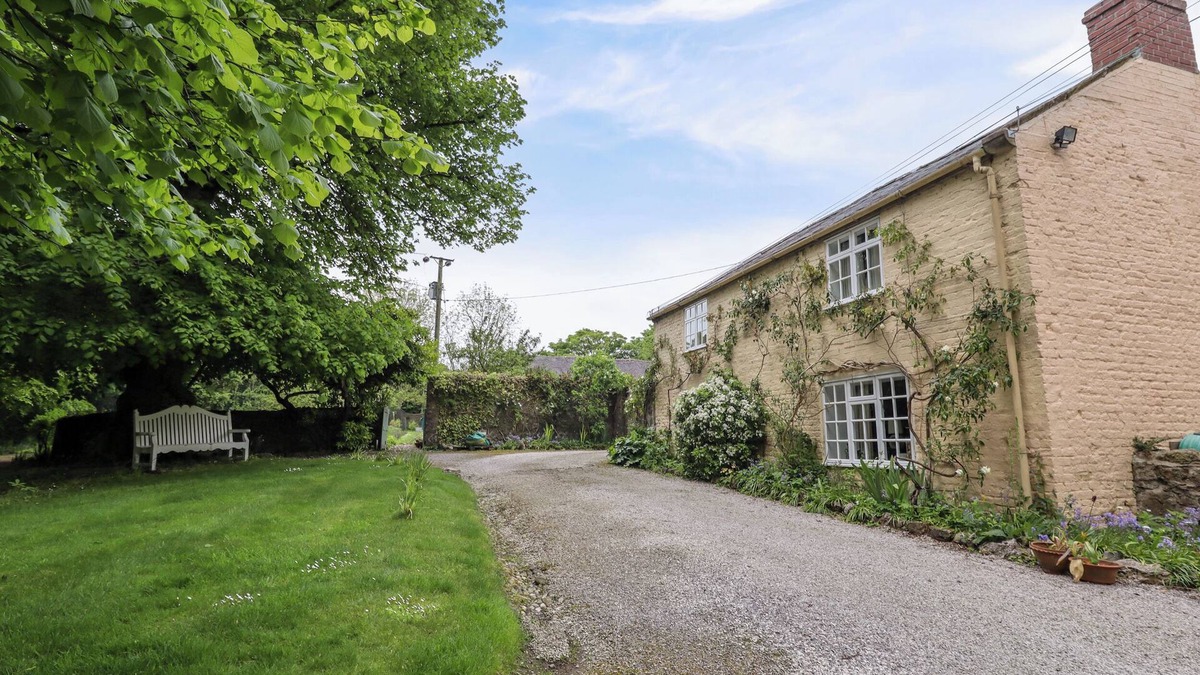 Pentre Halkyn Cottage | THE COTTAGE, character holiday cottage, with open fire in Holywell