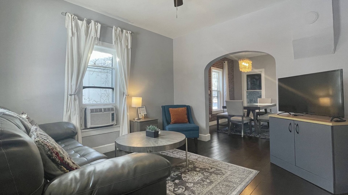 Martinez Park House | The Cottage! Chic Bungalow near Old Town Square!