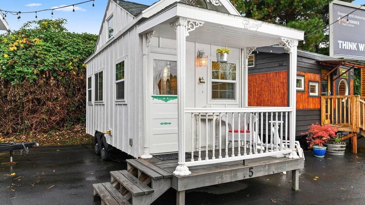 Kerns Hotel | The Cottage - Custom Tiny Home w/Victorian Vibe