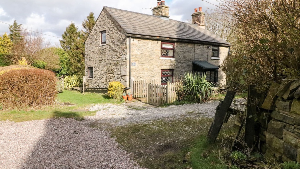 Hollingworth Cottage | THE COTTAGE GLOSSOP, pet friendly, with open fire in Glossop