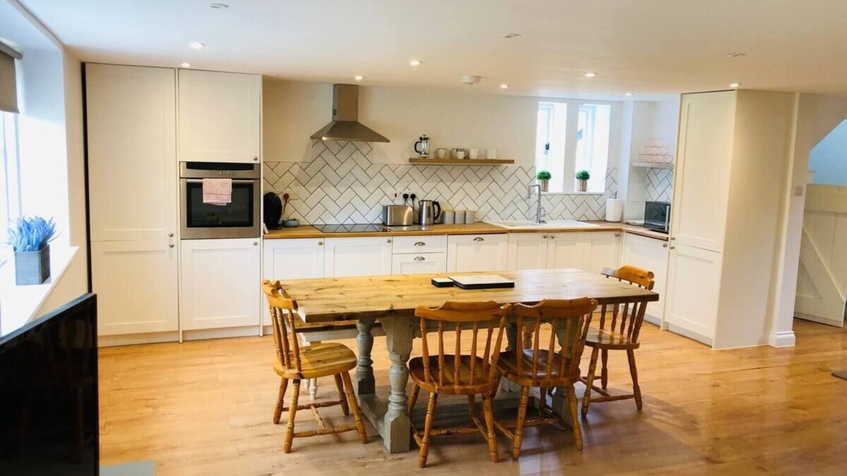 Halstead House | The Cottage in the quiant village of Birdbrook