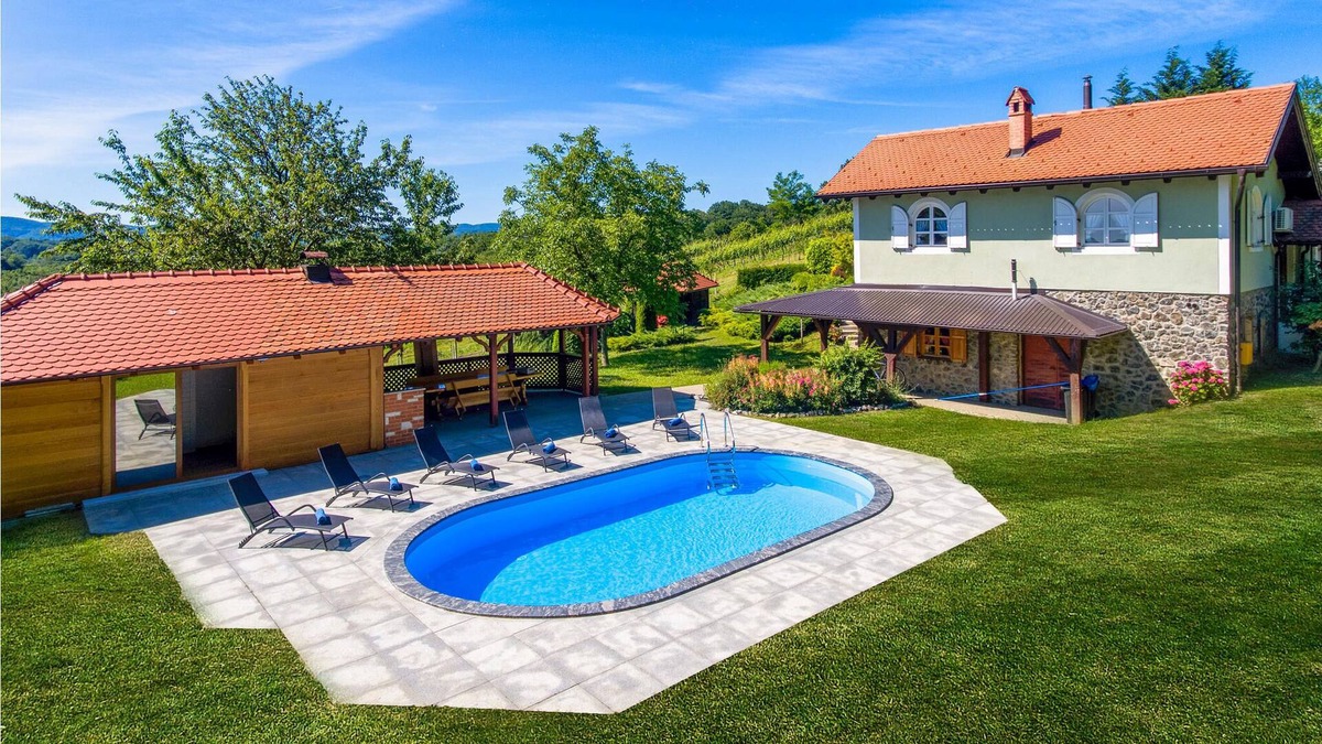 Jalzabet House | The cottage is located in nature, surrounded by vineyards, fruit trees, ornamental plants and other