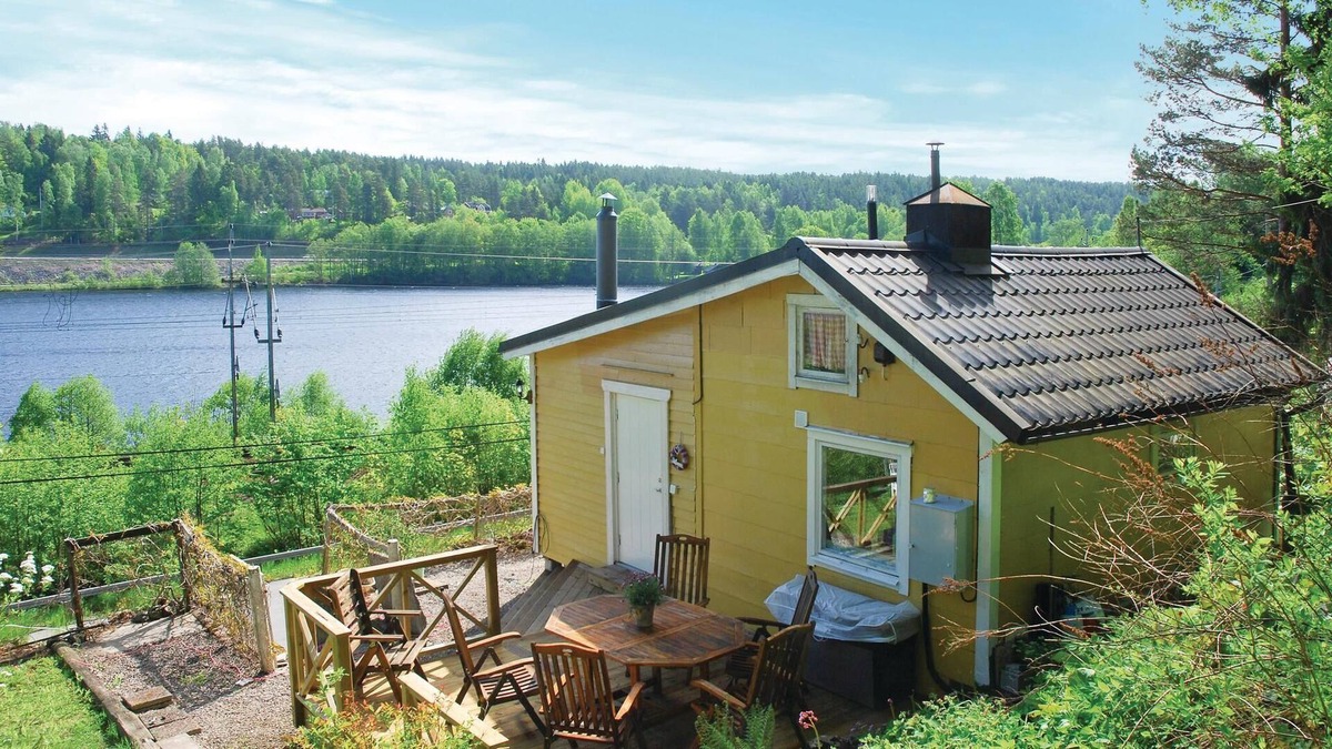 Aby House | The cottage is located with a beautiful view of the lake, which invites you to swim, fish and enjoy