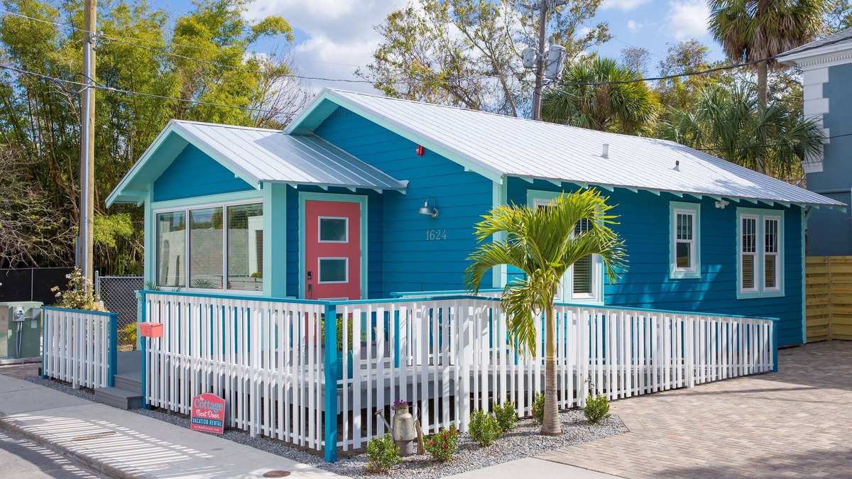 Laurel Park Cottage | The Cottage Next Door Best Downtown location in Sarasota