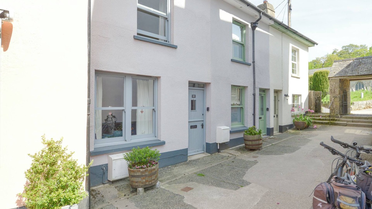 Chagford Cottage | THE COTTAGE ON THE SQUARE, with a garden in Chagford