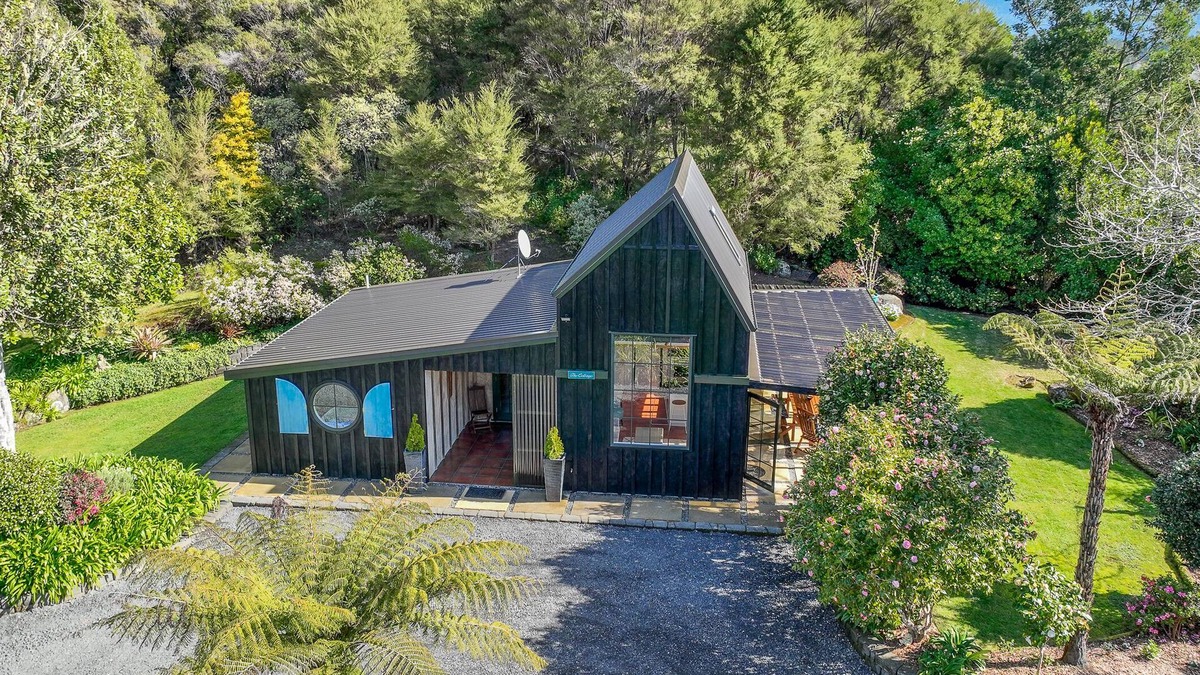 Hikuai Cottage | The Cottage on the Hill Pauanui
