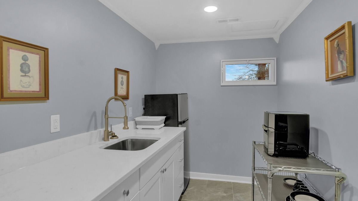 North Chesterfield Apartment | The Cottage Studio - 6 with WiFi and AC in brilliant Richmond