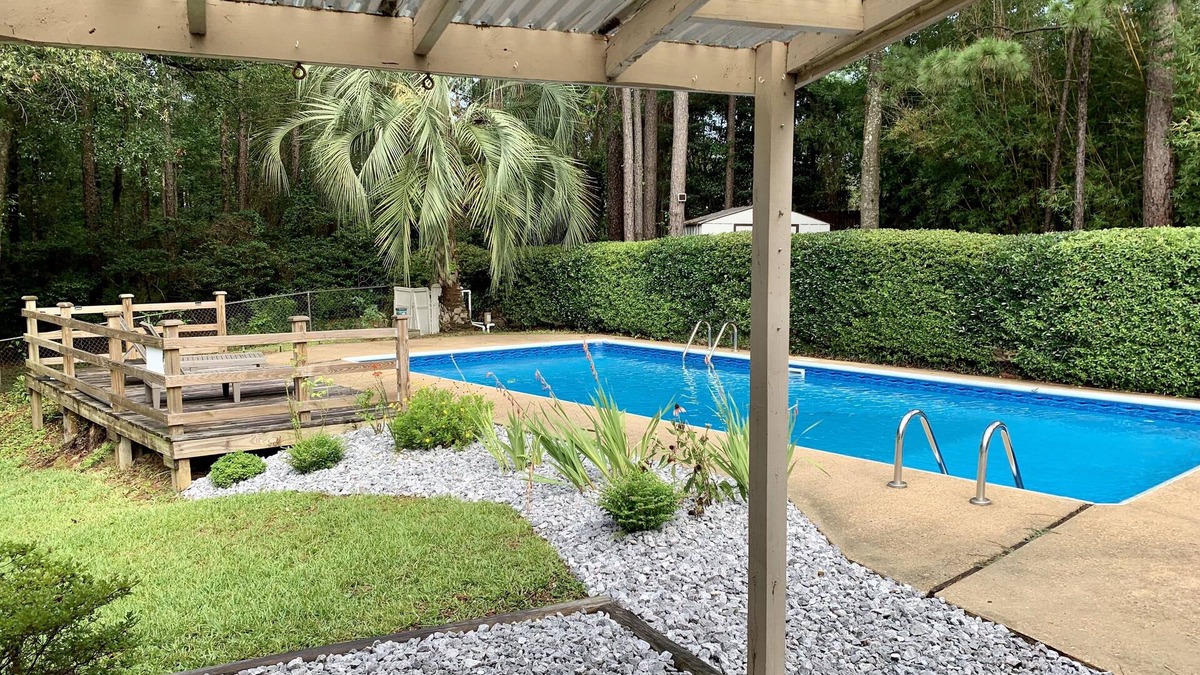 Saint Elmo House | The Country Carriage: POOL home- sleeps 8 guests!