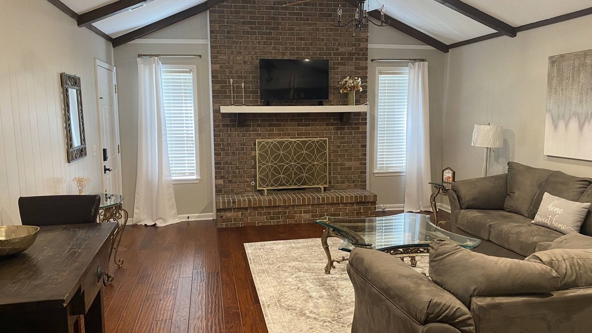 Hattiesburg House | "The Country Escape" Minutes from USM and Downtown activities!