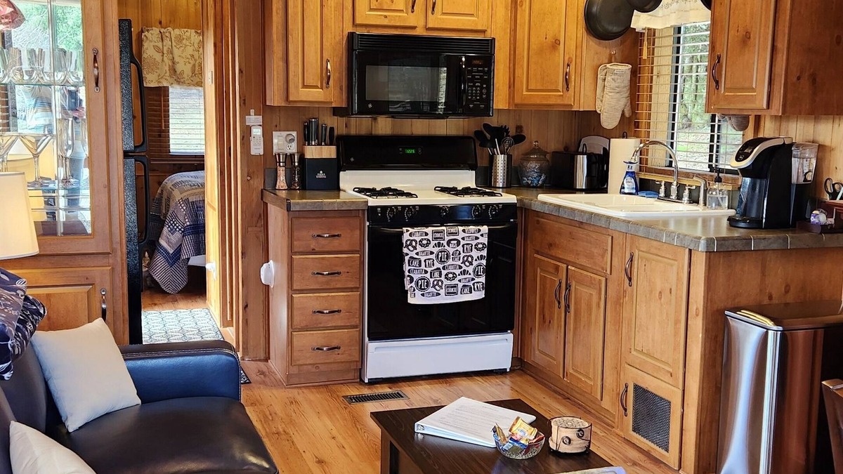 Julian Cabin | The Couple's Cabin in Wynola - 13 Acres of Nature - Hot Tub - Fire Pit - Gated