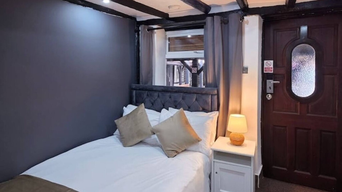 Stotfold Bed & Breakfast | The Courtyard Lodge Room 2