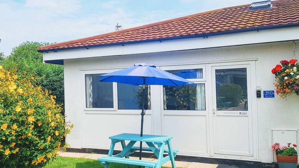 Dawlish Warren Ski Chalet | The Cove, 2 Bedroom Chalet on the 4* Welcome Holiday Park, Dawlish Warren