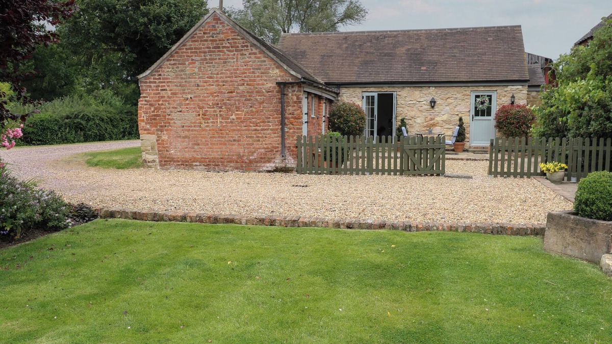 Stainforth Cottage | THE COW SHED AT PEAR TREE FARM, pet friendly in Sykehouse