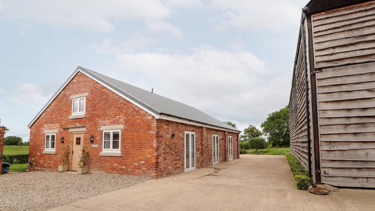 Loppington Cottage | THE COWHOUS, family friendly, with a garden in Wem