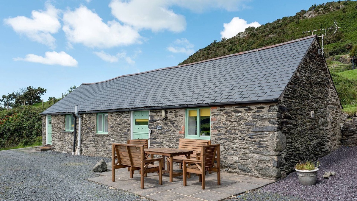 Bryn-crug Cottage | The Cowshed - sleeps 5 guests in 2 bedrooms