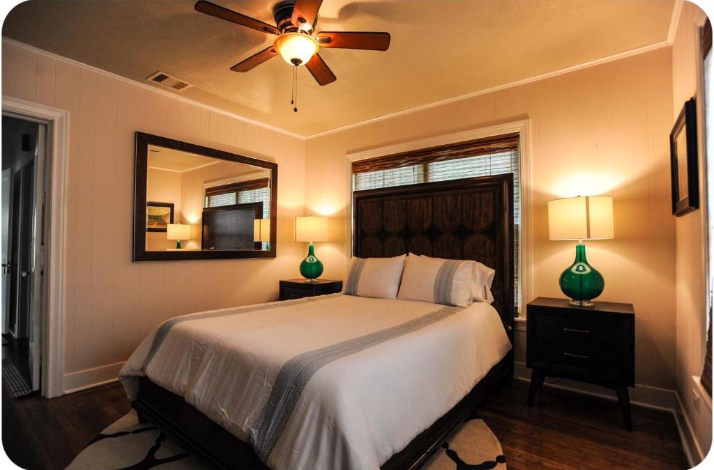South Central Houston House | The Coyle Cabin - Close to Downtown, Stadiums, U of H, Med Center