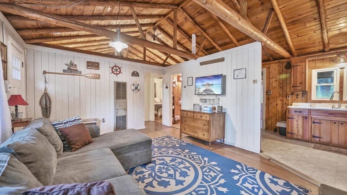 Greentown Cabin | The Cozy Cabin Lakeview cabin in VERY desirable location