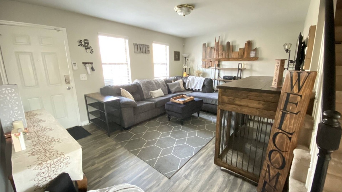 Tulip Grove House | The Cozy Cave-2 Bedroom, 2 Bath, LARGE fenced BACKYARD!