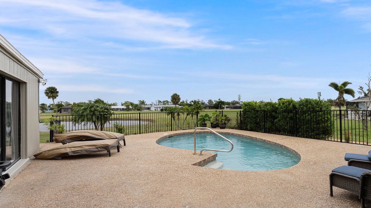 Oakland Hills House | The Cozy Coconut~2Bd~2Ba~PRIVATE POOL~GOLF COURSE VIEW~NEARBY BEACHES