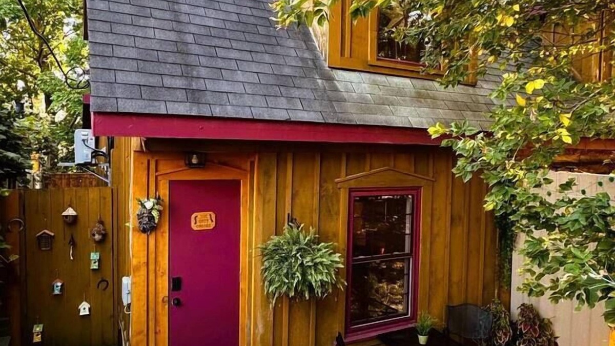 Elora Apartment | The Cozy Corner, Heritage Elora Log Cabin