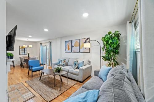 Oak Lawn Apartment | The Cozy Cove l Luxurious 2BD Condo l Amazing Location l Parking l