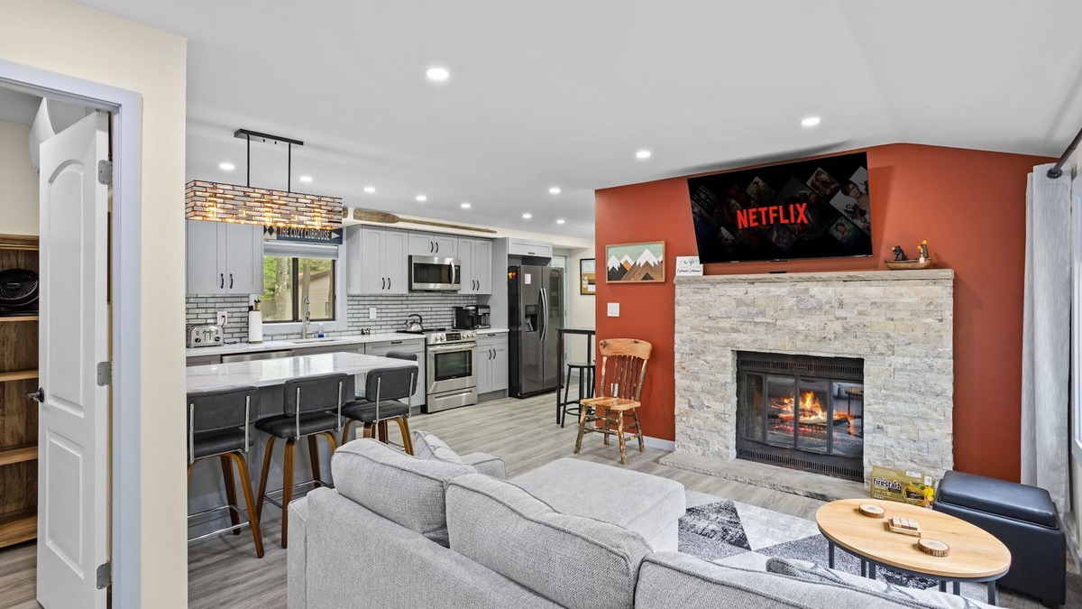 Pocono Lake House | The Cozy Cubhouse! Perfect Couples Getaway!
