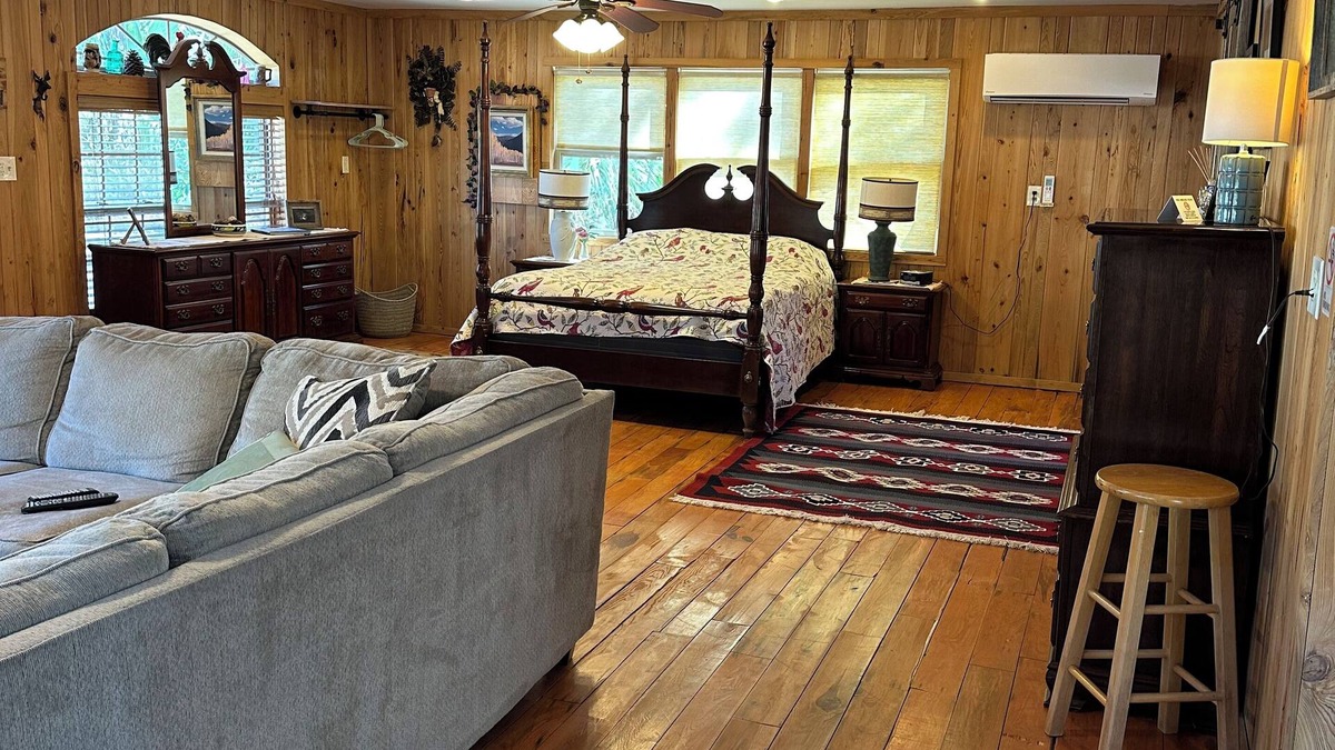 Homosassa Cabin | The Cozy Cute Rustic Lodge close to everything. Clean & Spacious- Fire Pit.