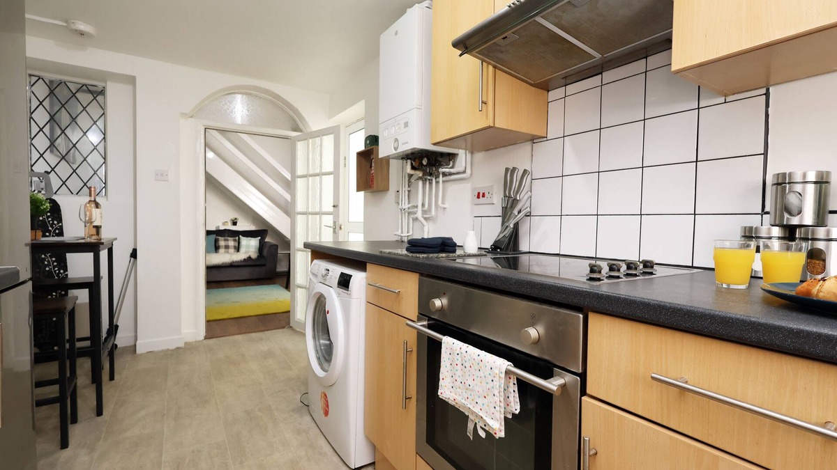 Plasnewydd House | The Cozy Home | 11min Walk to Cardiff Central | Linen + Parking Provided |