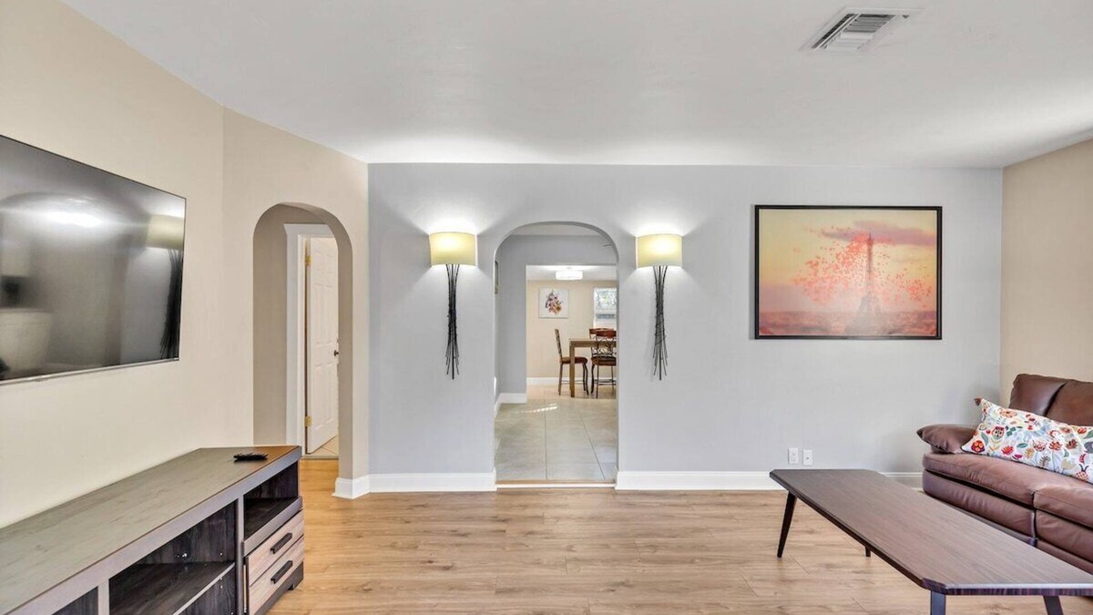 River Oaks House | The Cozy Home in The Oaks - By Avi