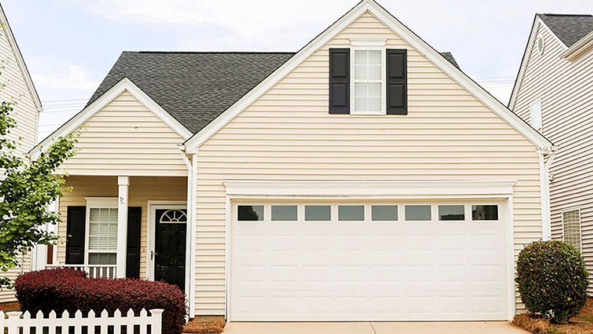 Simpsonville House | The Cozy Hub- Steps to shops & restaurants, moments to the highway & downtown.