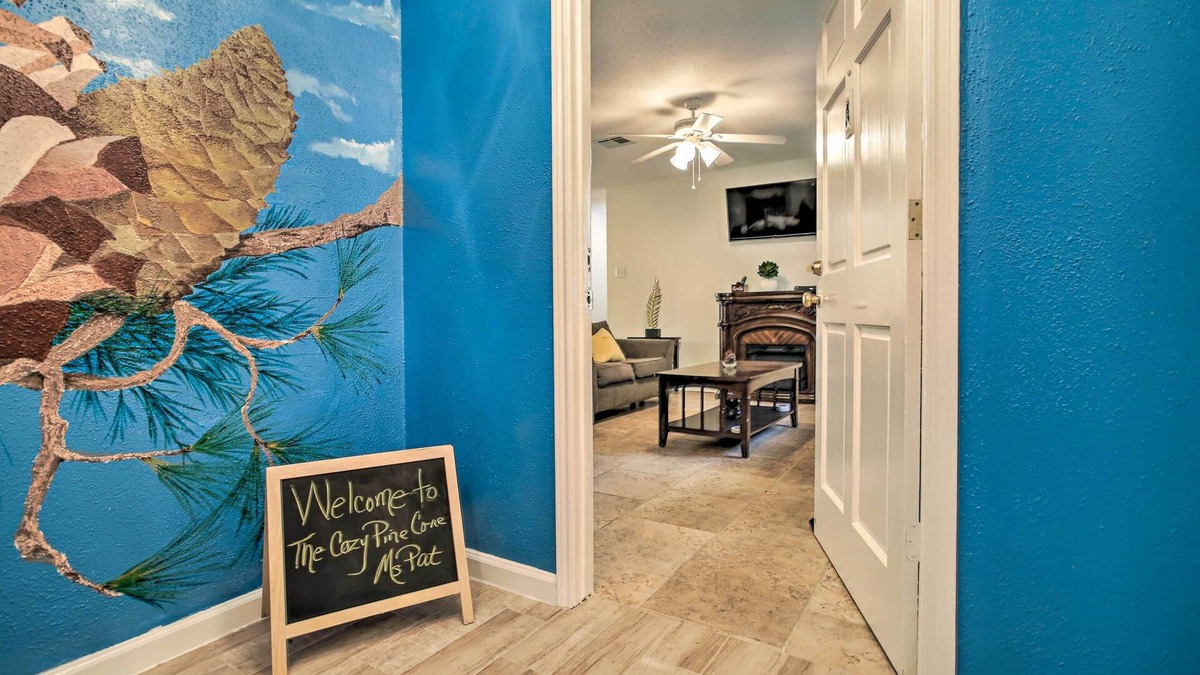 Prairie View Apartment | 'The Cozy Pine Cone' Home Base: Walk to PVAMU