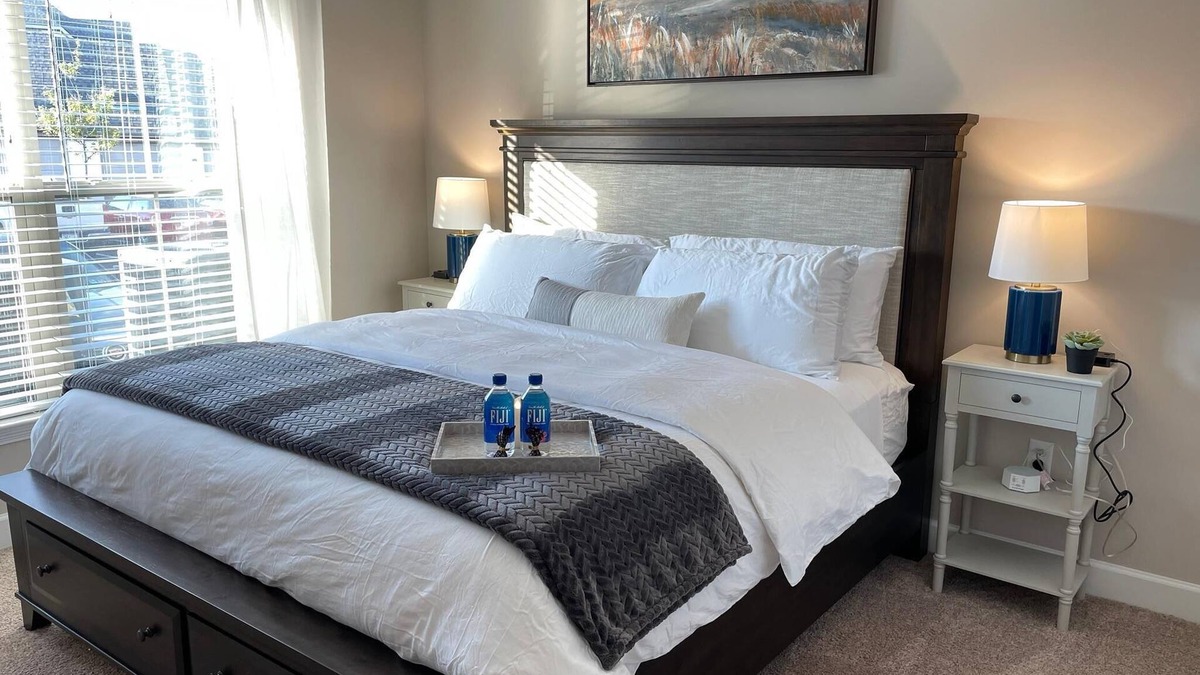 Westerville Apartment | The Cozy Queen's Flat | No Steps | Washer/Dryer!